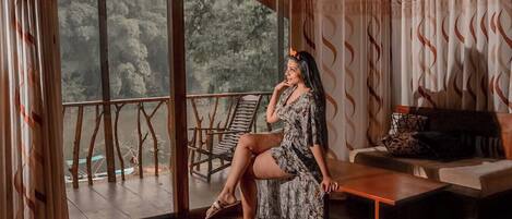 Romantisch huisje, 1 kingsize bed, balkon, uitzicht op rivier | Een minibar, een bureau, geluiddichte muren, een strijkplank/strijkijzer