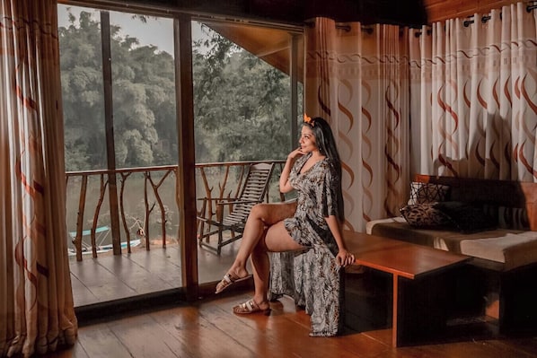 Minibar, escritorio y sistema de insonorización