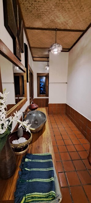 Grand Deluxe Double Room with Air Conditioning  | 浴室 | 淋浴設備、免費梳洗用品、風筒、提供毛巾