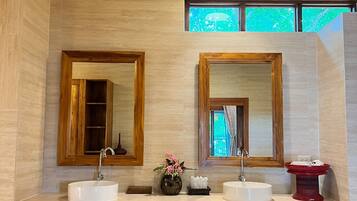 Deluxe Villa | Badeværelse | Bruser, gratis toiletartikler, hårtørrer, håndklæder