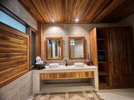 Makmai | Baño | Ducha, artículos de higiene personal gratuitos y secador de pelo