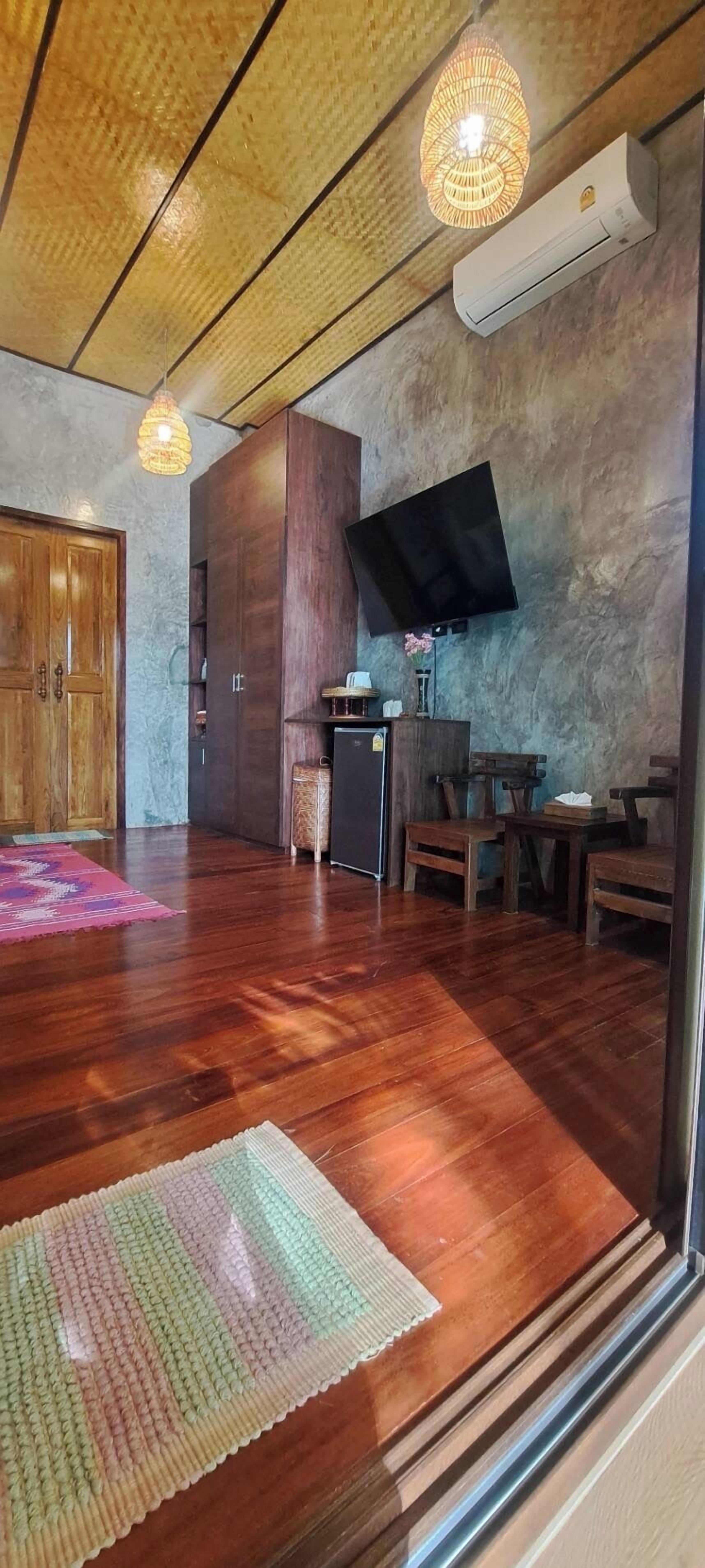 Minibar, coffres-forts dans les chambres, bureau, Wi-Fi gratuit