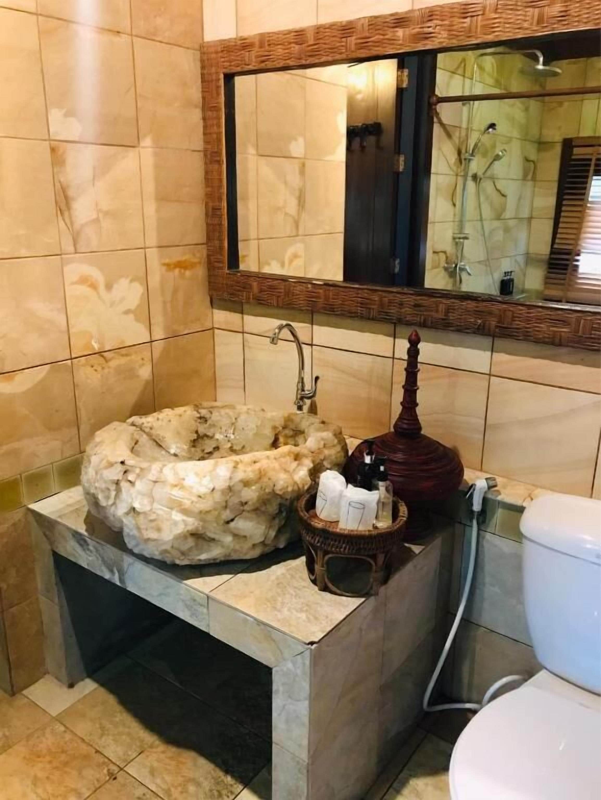 deluxe double room with air conditioning | bathroom | shower, free toiletries, hair dryer, towels