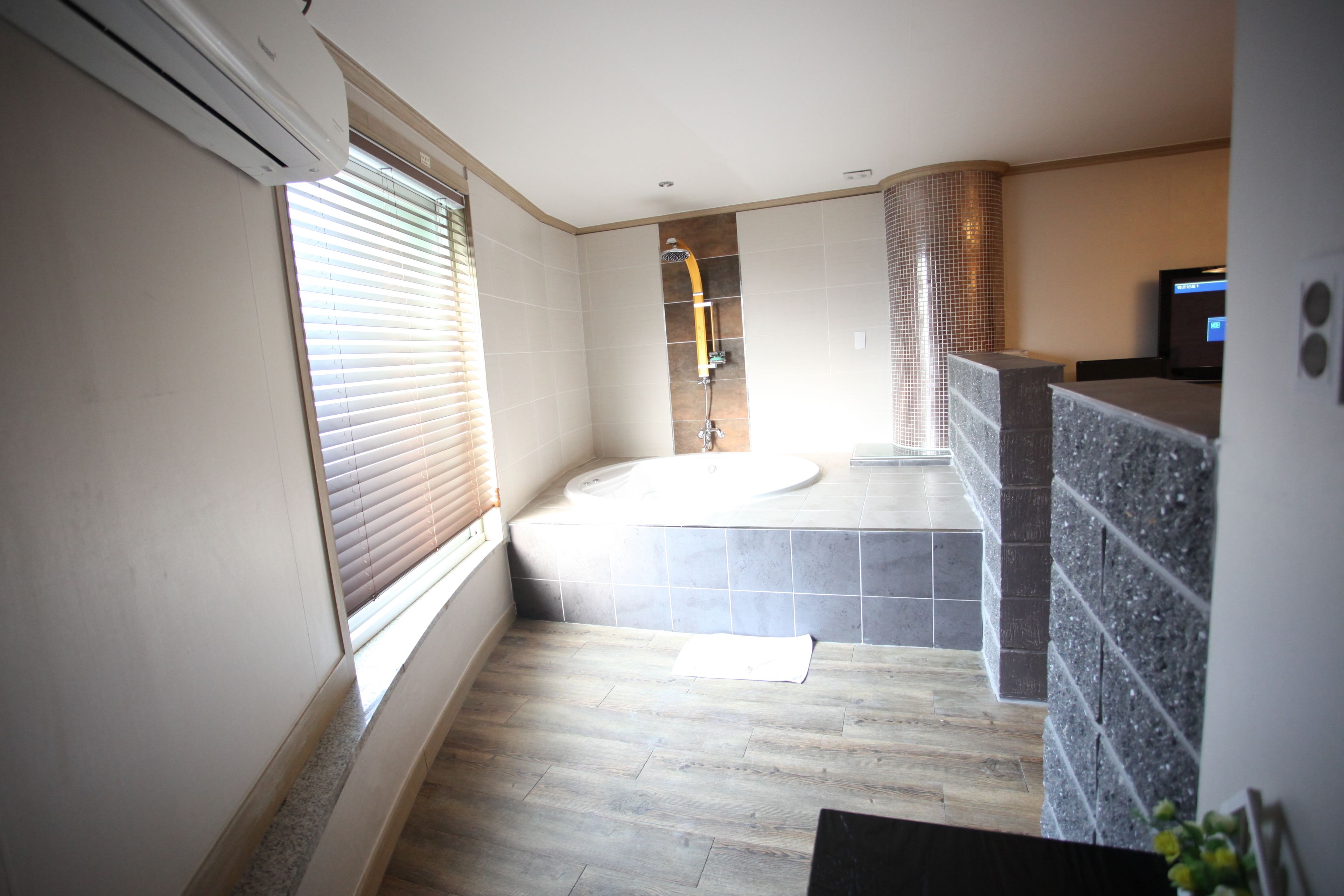 Combined shower/bathtub, jetted bath, free toiletries
