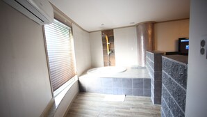 A modern bathroom with a shower, a bathtub, and a tiled floor. - Chuncheon Myeongdong Hotel (Chuncheon)