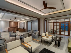 Lobby sitting area - Panmanee Hotel (Ko Phi Phi)