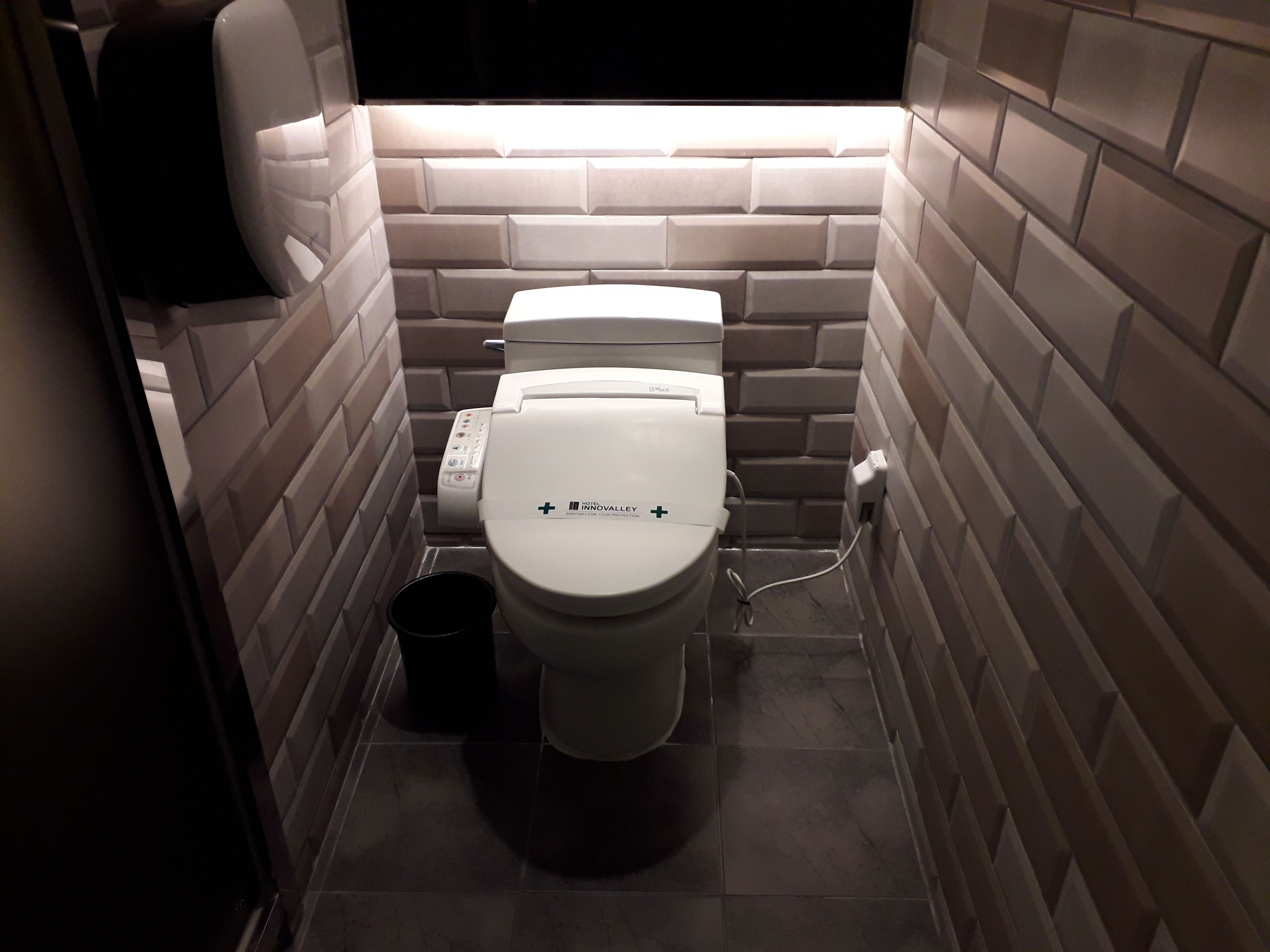 separate bathtub and shower, jetted bath, rainfall showerhead