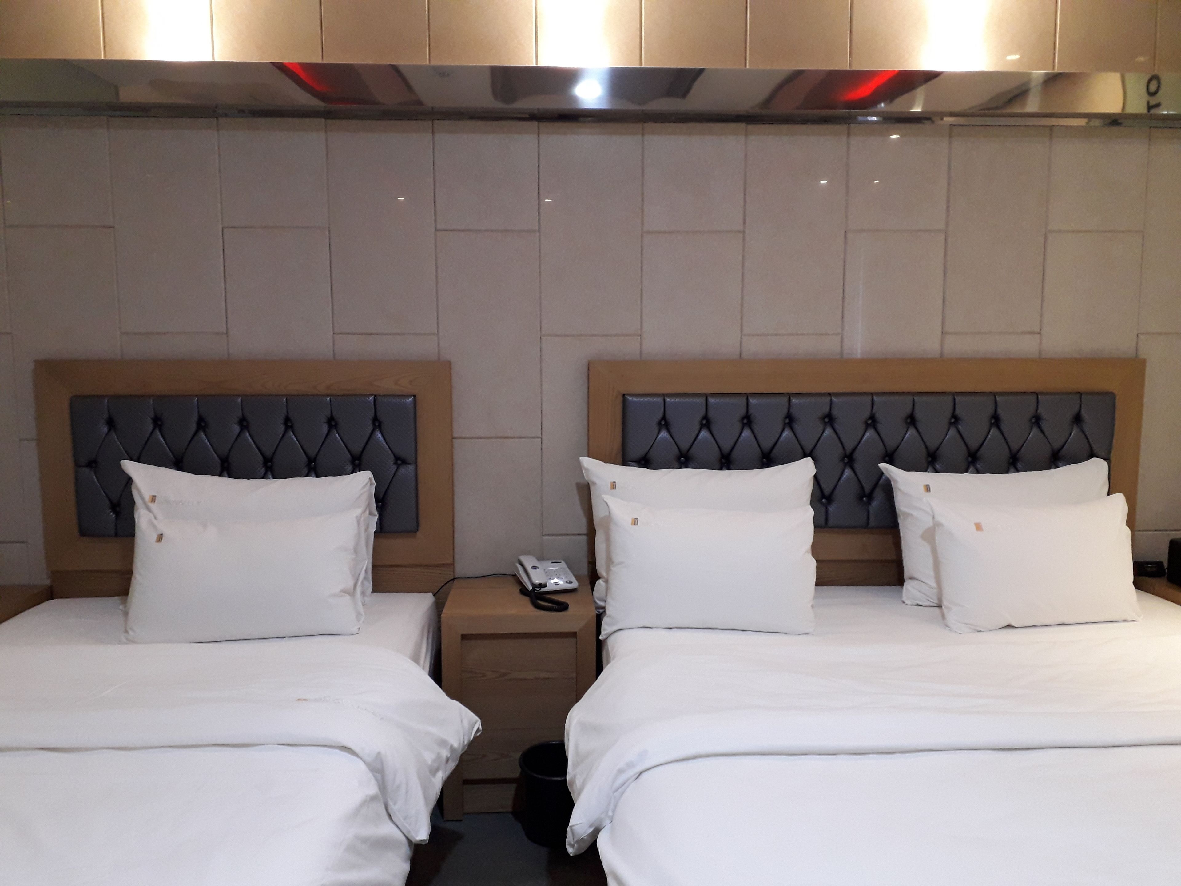 twin room | premium bedding, free wifi