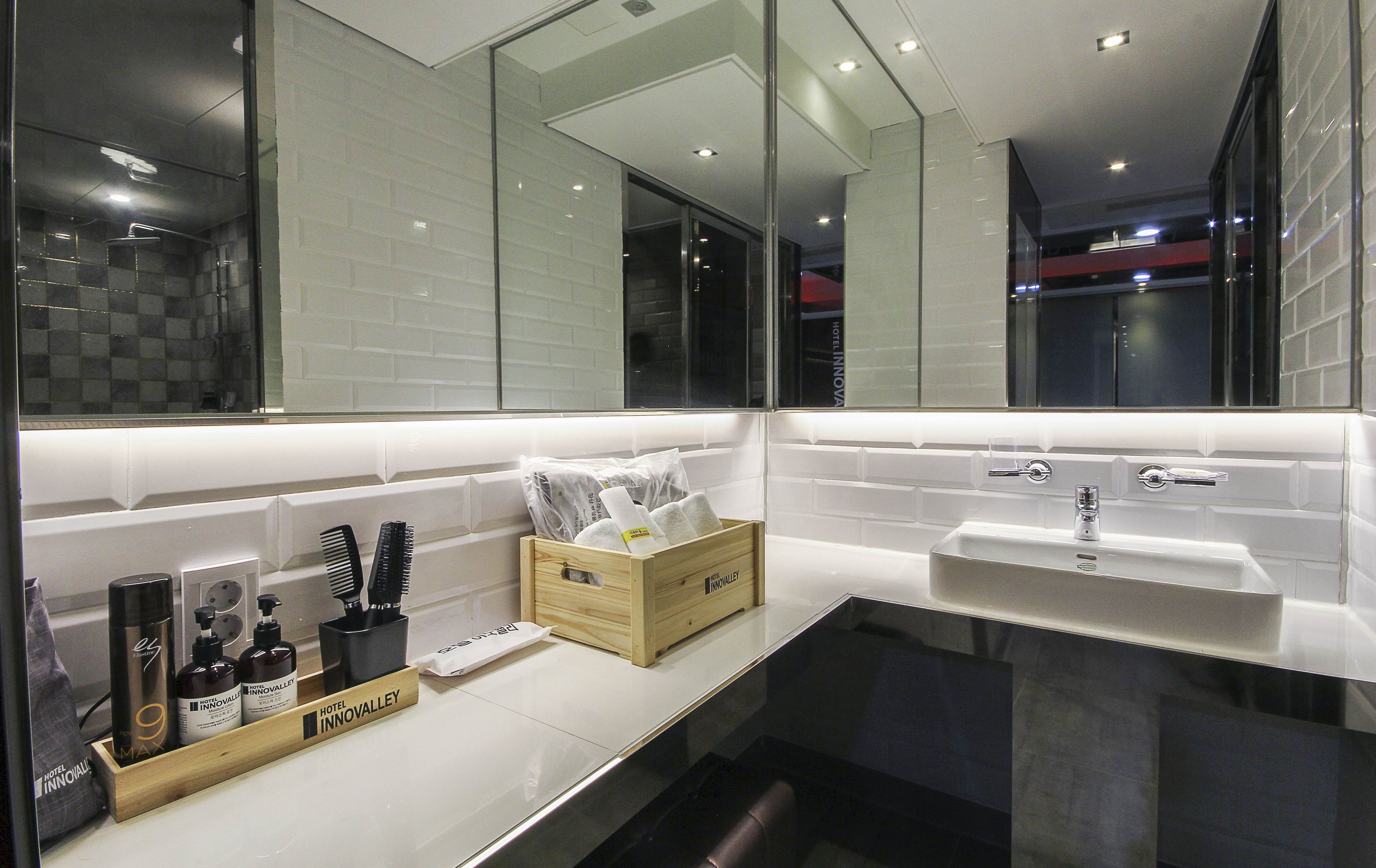 separate bathtub and shower, jetted bath, rainfall showerhead