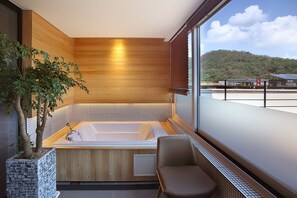 Zimmer (Terrace) | Badezimmer | Badewanne und Dusche (separat), Whirlpool, Regendusche