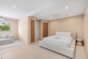 Large Studio | Iron/ironing board, free WiFi, bed sheets