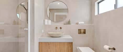 Loft, 1 Queen Bed | Bathroom