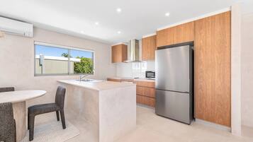 Luxe appartement, 2 slaapkamers | Privékeuken | Een koelkast, een waterkoker