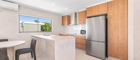 Departamento de lujo, 2 habitaciones | Cocina privada | Refrigerador y tetera eléctrica