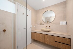 Suite estudio familiar | Baño | Regadera, amenidades de baño gratuitas, secadora de cabello, toallas 
