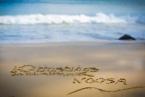 Una playa cerca, arena blanca