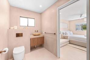 Departamento de lujo, 2 habitaciones | Baño | Regadera, amenidades de baño gratuitas, secadora de cabello, toallas 