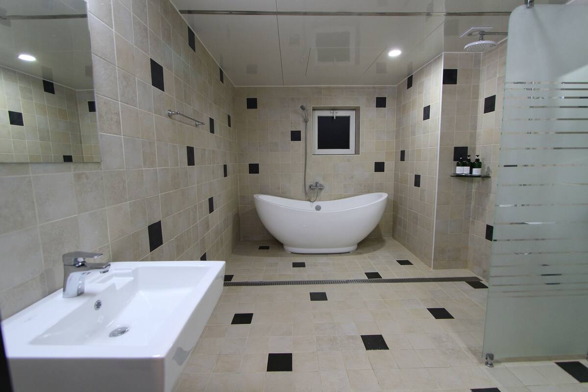 separate bathtub and shower, free toiletries, hair dryer, towels