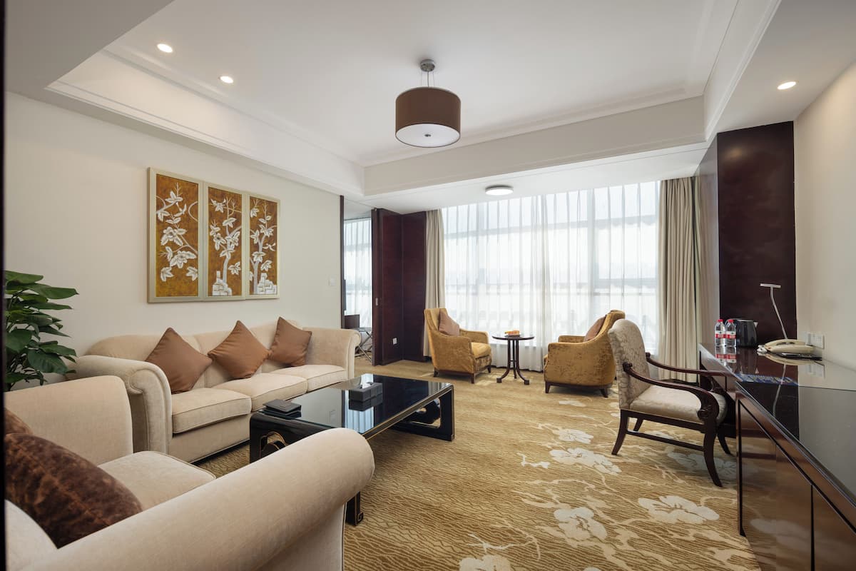 Deluxe Suite | Minibar, in-room safe, desk, blackout drapes