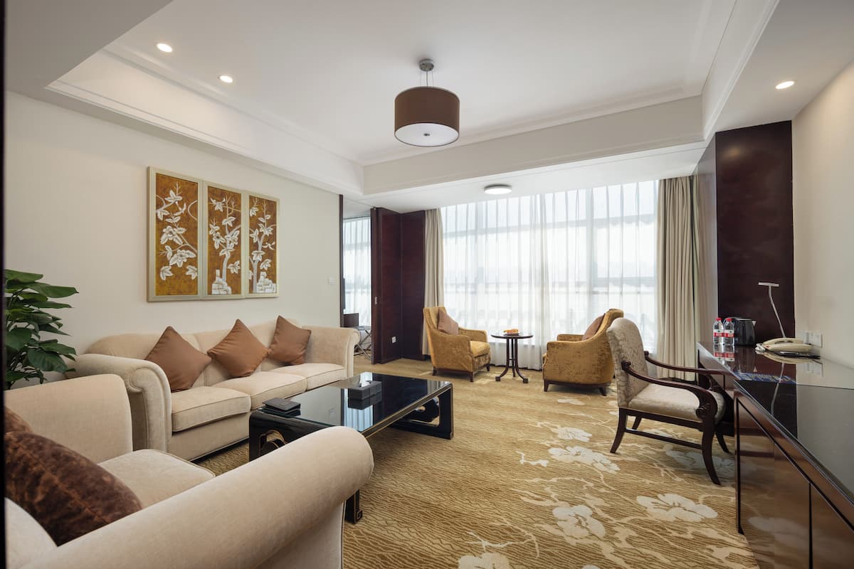 Deluxe Suite | Bar mini, peti besi dalam bilik, meja, langsir/tirai gelap terus