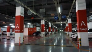 Un estacionamiento de varios niveles con espacios claramente delimitados y flechas direccionales.