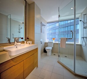 Shower, free toiletries, hair dryer, bathrobes - Oak Chateau Dalian (Dalian)