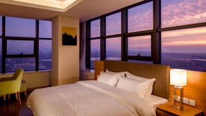 Minibar, in-room safe, desk, iron/ironing board - Oak Chateau Dalian (Dalian)