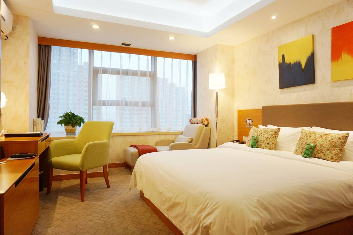 豪華大床房 | 迷你吧、客房內保險箱、書桌、熨斗/熨衣板