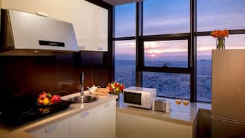 Suite panorámica, 1 habitación | Cocina privada | Frigorífico, cafetera o tetera y hervidor eléctrico