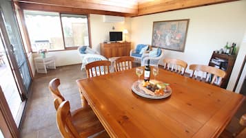 Family House, 4 Bedrooms | In-room dining