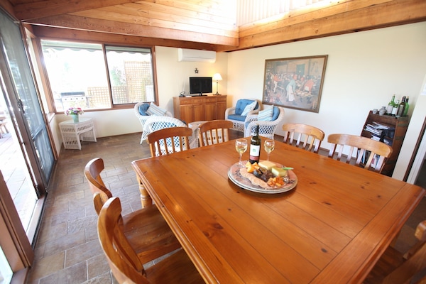 Family House, 4 Bedrooms | In-room dining