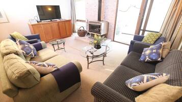 家庭獨棟房屋, 4 間臥室 | 起居區 | 平面電視、 DVD 播放機