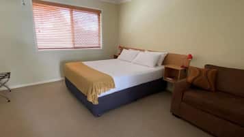 Meja kerja, ruang kerja ramah laptop, dan setrika/meja setrika