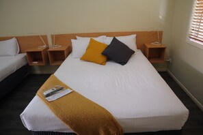 Desk, laptop workspace, iron/ironing board, free WiFi - Country Roads Motor Inn Gayndah Qld (Gayndah)