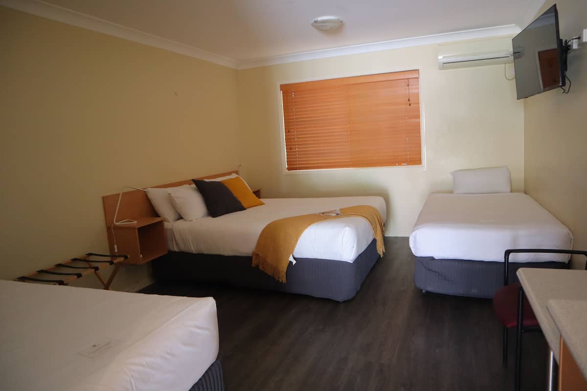 Family Room | Desk, laptop workspace, iron/ironing board, free WiFi