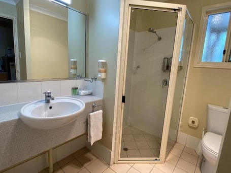 Shower, free toiletries, hair dryer, towels. Country Roads Motor Inn Gayndah Qld