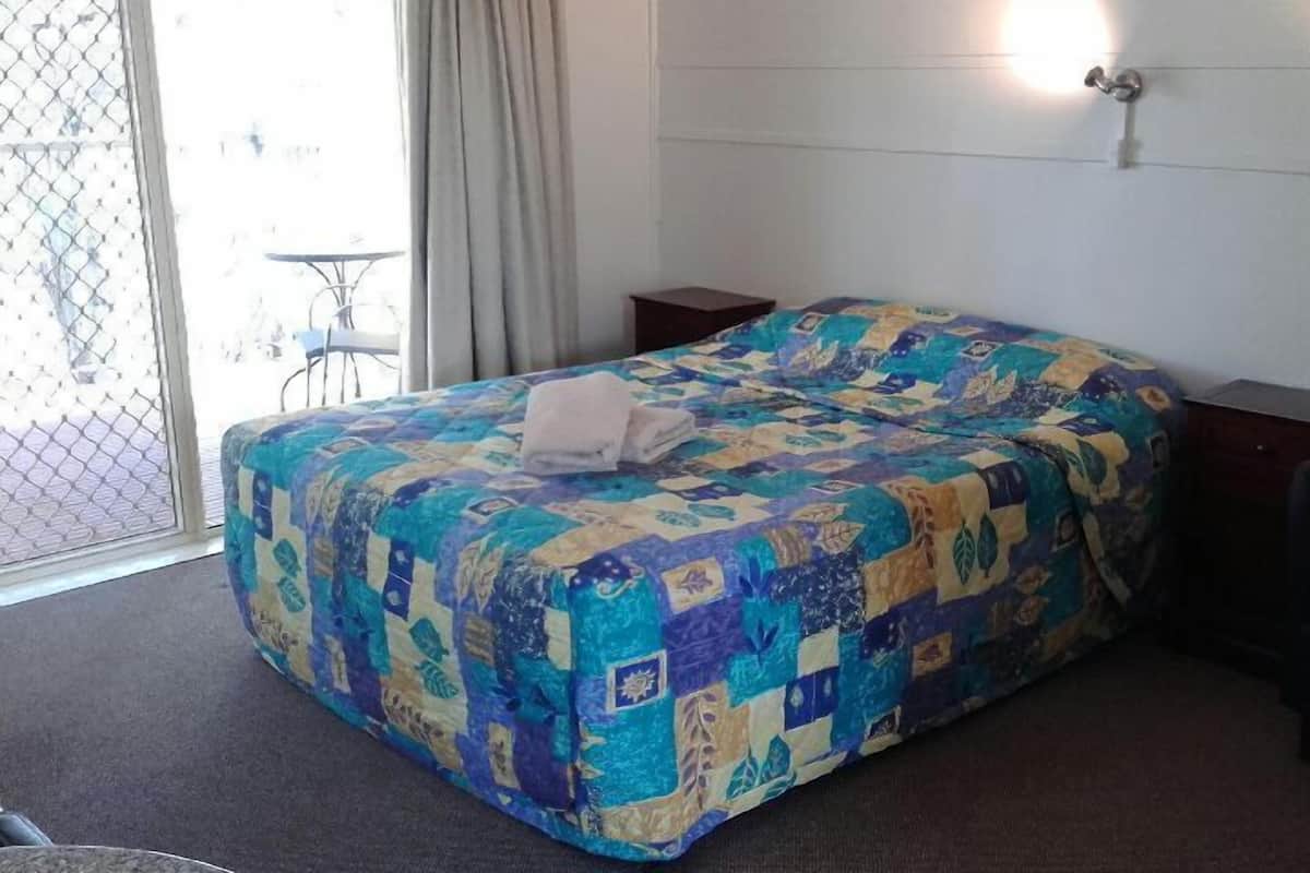 Queen Room | Minibar, in-room safe, desk, soundproofing