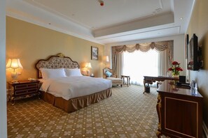 Een kluis op de kamer, een bureau, verduisterende gordijnen, gratis wifi