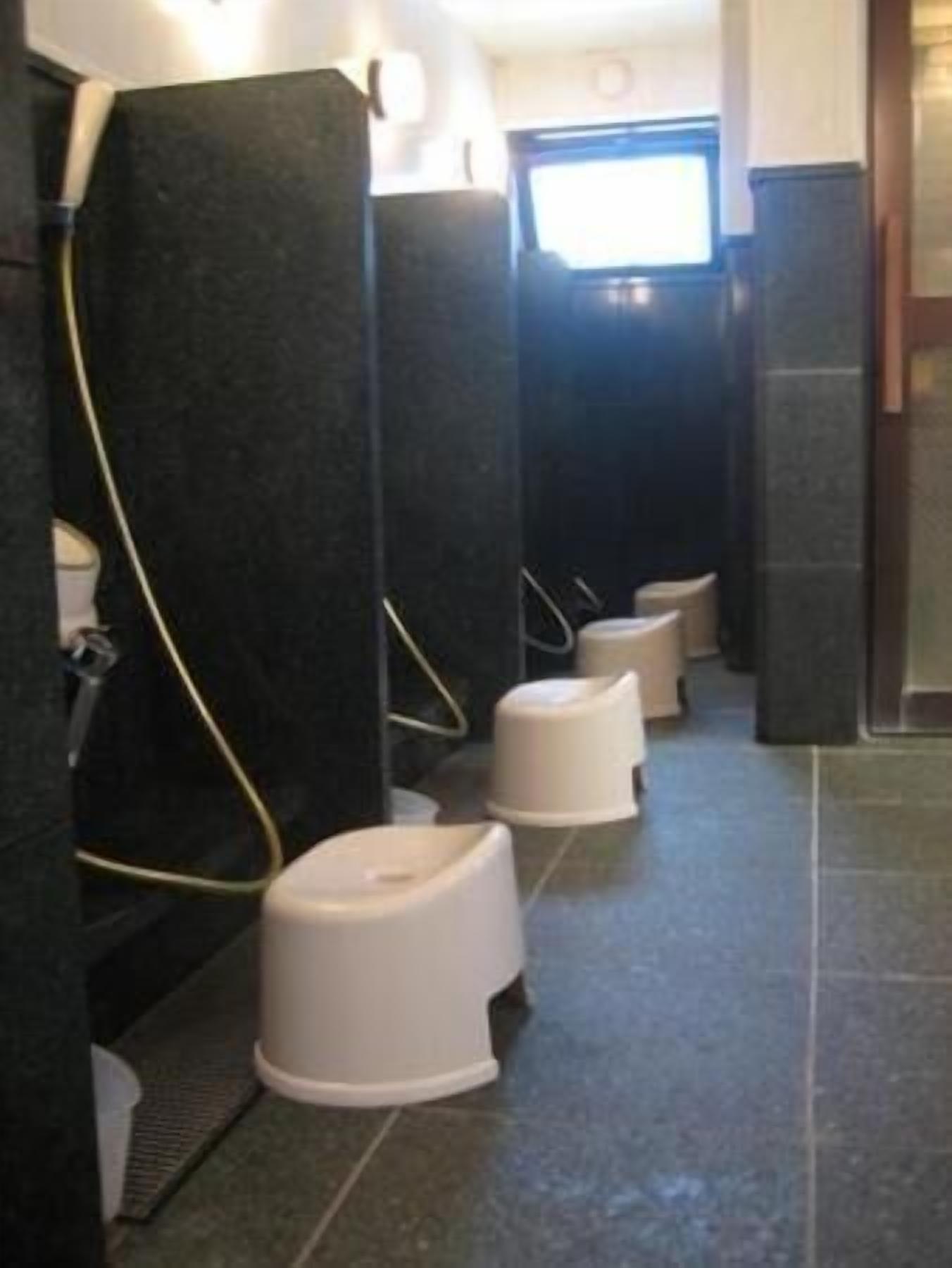 combined shower/bathtub, free toiletries, hair dryer, slippers