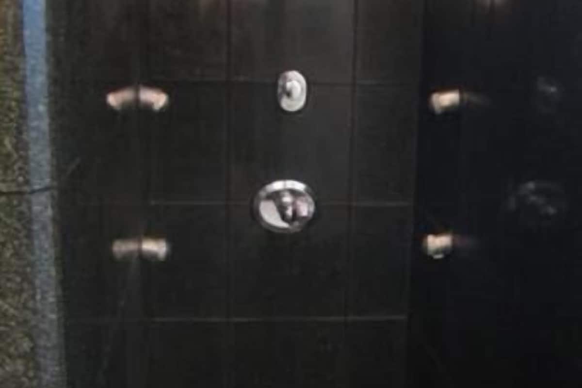 combined shower/bathtub, free toiletries, hair dryer, slippers