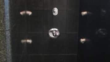Combined shower/bathtub, free toiletries, hair dryer, slippers