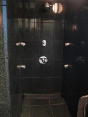 Combined shower/tub, free toiletries, hair dryer, slippers - Fuchu Urban Hotel Main (Fuchu)