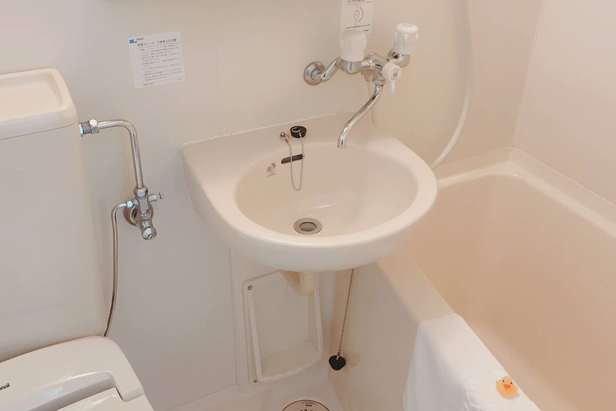 combined shower/bathtub, free toiletries, hair dryer, slippers