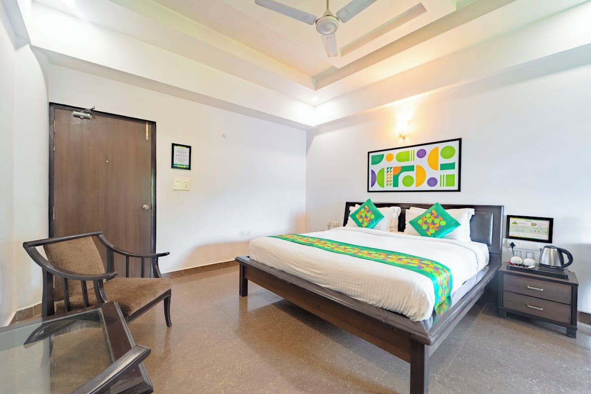 Standard Room | Desk, blackout drapes, iron/ironing board, rollaway beds