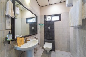 Quarto standard | Banheiro | Chuveiro, produtos de toalete grátis, toalhas de banho, sabonete
