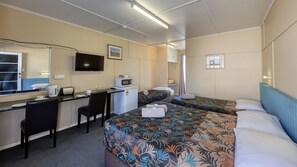 Triple Room | Iron/ironing board, free WiFi, bed sheets - Matilda Motel (Winton)