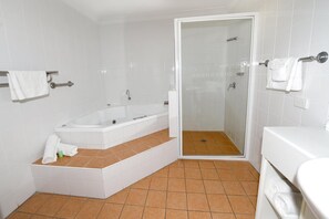 Dusche, kostenlose Toilettenartikel, Haartrockner, Handtücher