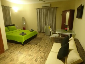 Ropa de cama de alta calidad, colchones con pillow-top y minibar 