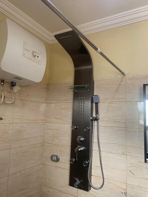 Exclusive Studio Suite, 1 Bedroom, City View, Executive Level | Bathroom - The Golden Apple Guest House (Accra)