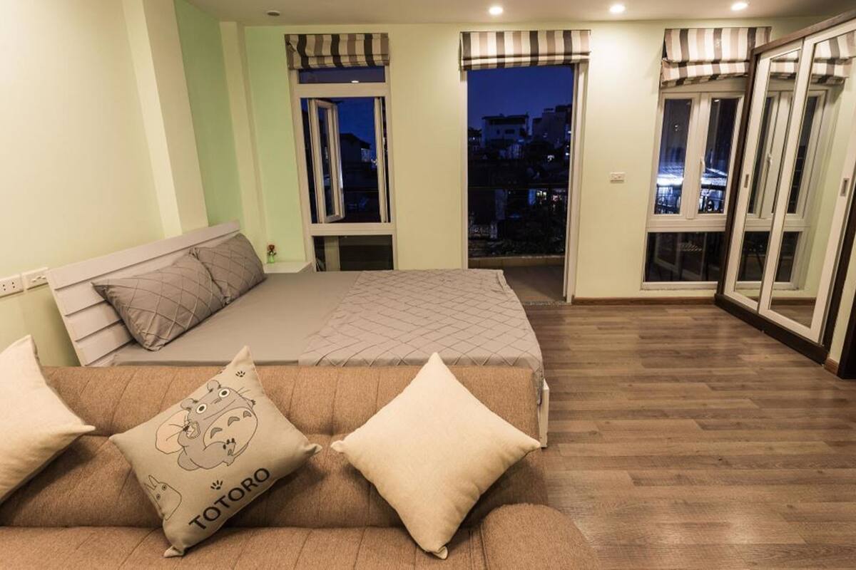 Minibar, escritorio, cortinas blackout y sistema de insonorización
